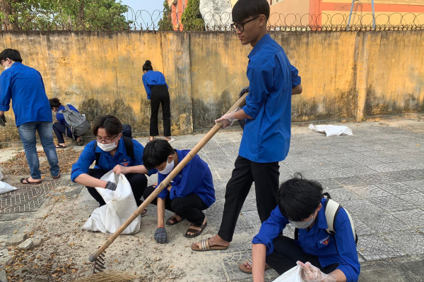 Học sinh làm sạch hè, đường phố